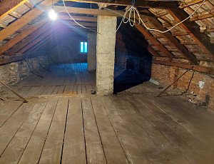 Zateplení stropu zděného rodinného domu pomocí foukané izolace